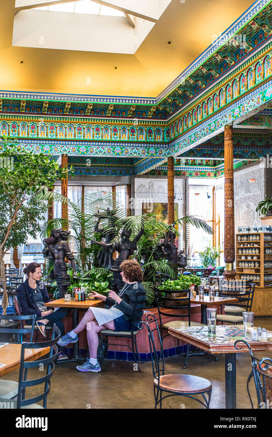In Boulder, Colorado, 30. APRIL 2018: Innenansicht des Landmark Dushanbe Teahouse in Boulder, Colorado. Stockfoto In Boulder, Colorado, 30. APRIL 2018: Innenansicht des Landmark Dushanbe Teahouse in Boulder, Colorado. Stockfoto