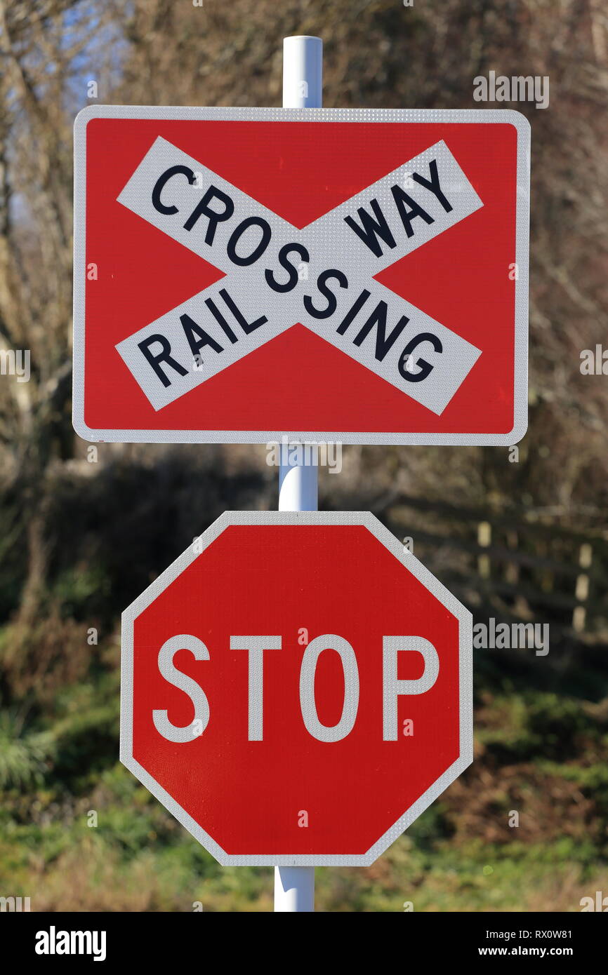 Stop-Schild am Bahnübergang Stockfoto