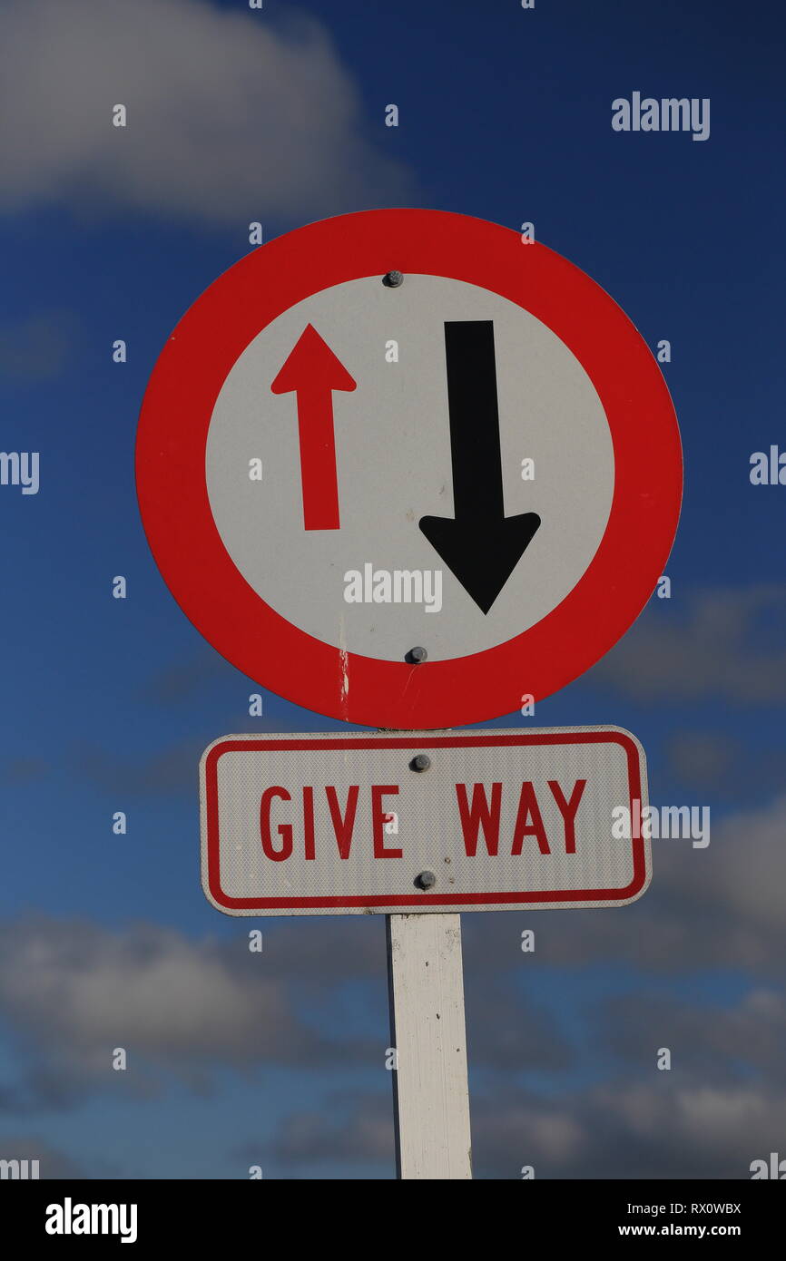 Geben Zeichen auf einspurige Brücke Stockfoto