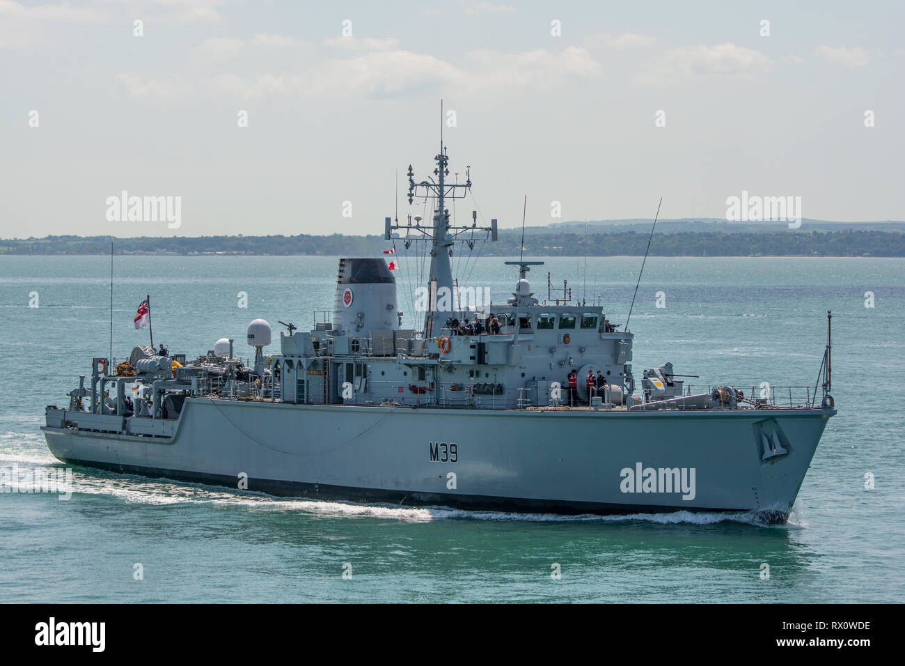 Die britische Royal Navy Kriegsschiff HMS Hurworth (M39), eine Jagd Klasse Minenkrieg Gefäß, in Portsmouth, Großbritannien am 18. Juni 2015 eingehen. Stockfoto