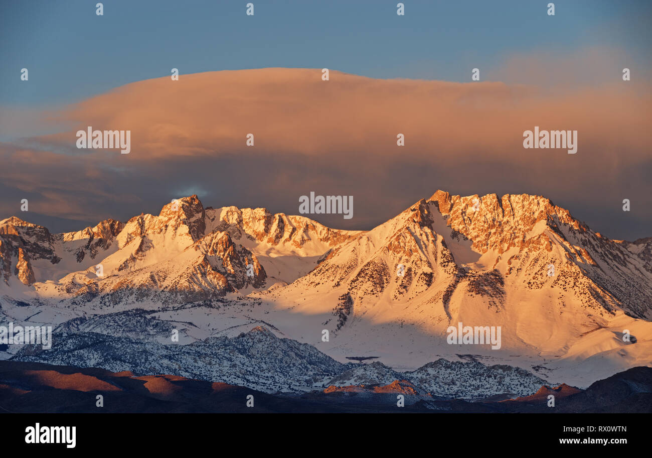 Östlichen Sierra Snowy Mountains von Bischof Kalifornien in den Morgen Stockfoto