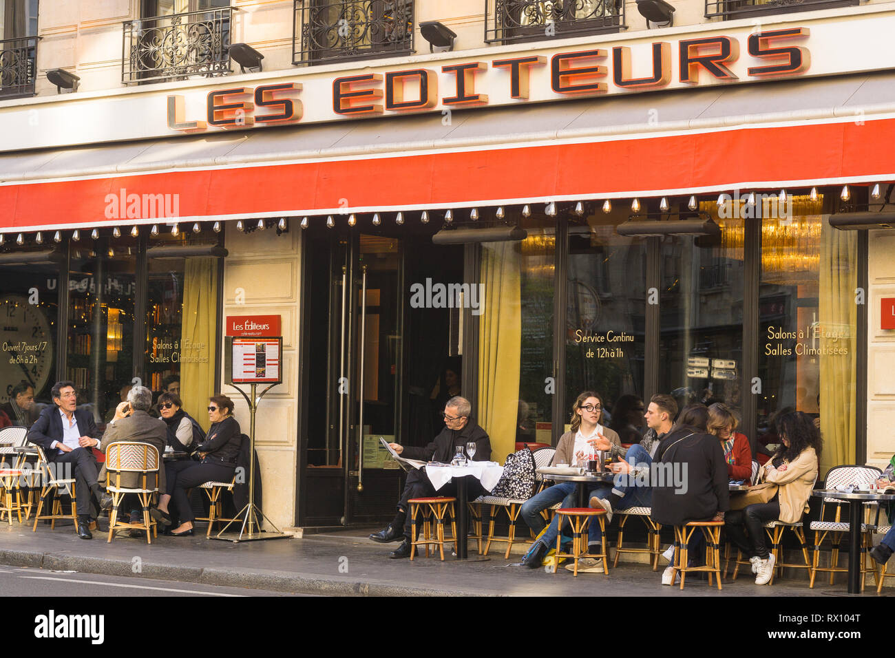 Gönner Chatten im Restaurant Les Editeurs in der 6. Arrondissement von Paris, Frankreich. Stockfoto