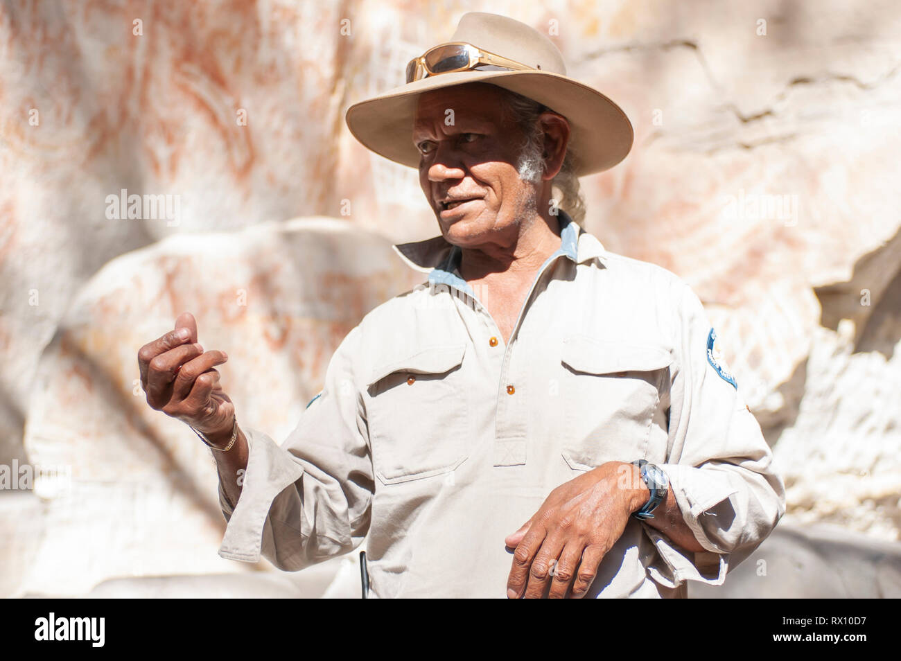 Aboriginal Elder, Fred Conway bietet eine geführte Tour durch die Kunstgalerie in Carnarvon Gorge, Queensland, Australien Stockfoto