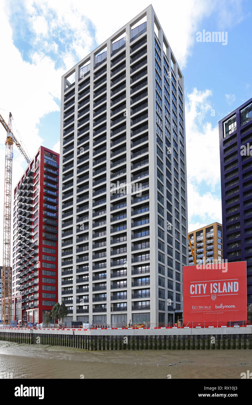 Apartment Blocks auf der Londoner City Island, eine neue Entwicklung in einer Schleife des Flusses Lea, nahe an der Themse im Osten der Stadt. Stockfoto