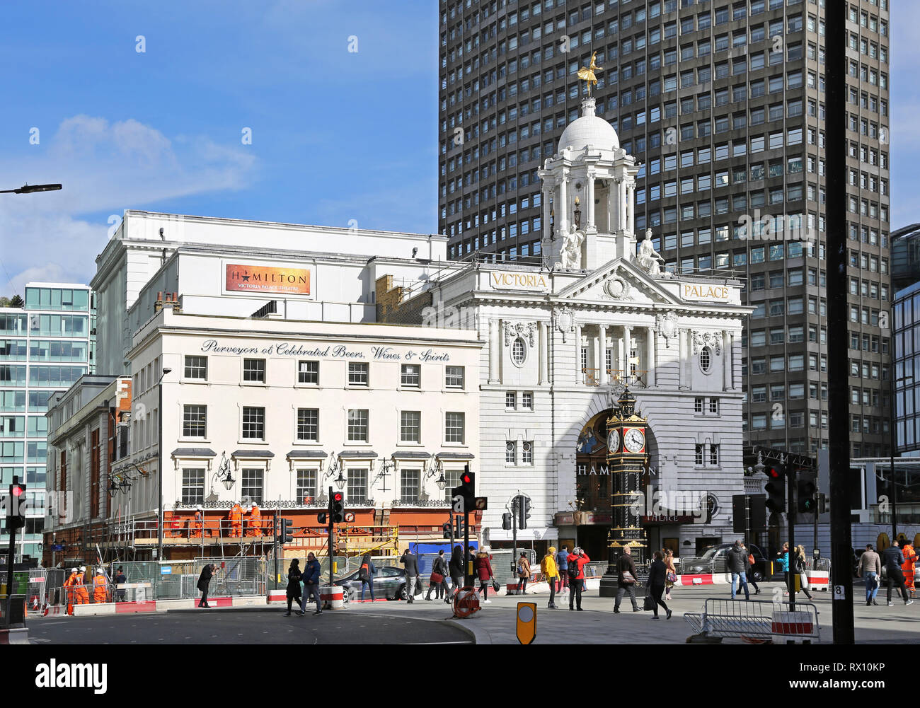 Frontansicht der neu renovierten Victoria Palace Theatre in London. Derzeit das musikalische Hamilton (März 2019) Stockfoto