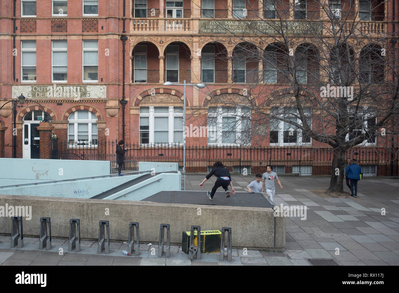 Eine Jugend springt über konkrete außerhalb der Betonoberfläche ein Gehweg in Waterloo, London. Am 5. März 2019 in London, England. Stockfoto