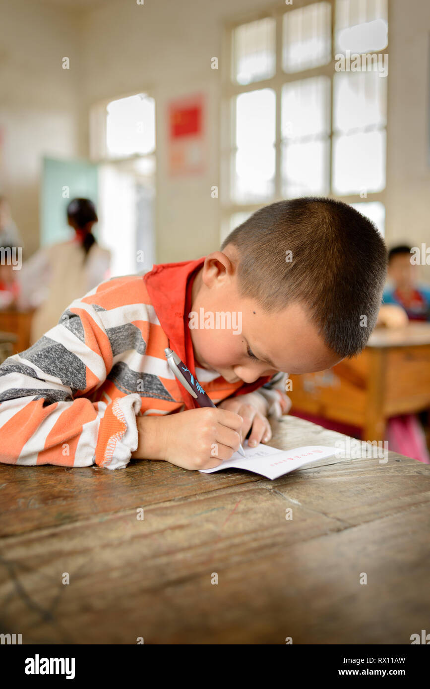 Elementare alter Schule Kinder der Klasse in einer ländlichen Schule in der Region Guangxi im Süden Chinas. Stockfoto