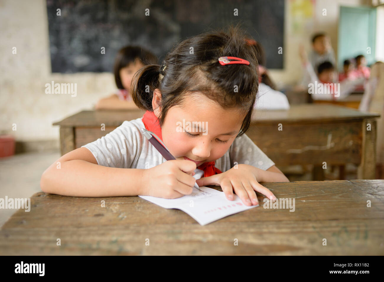 Elementare alter Schule Kinder der Klasse in einer ländlichen Schule in der Region Guangxi im Süden Chinas. Stockfoto