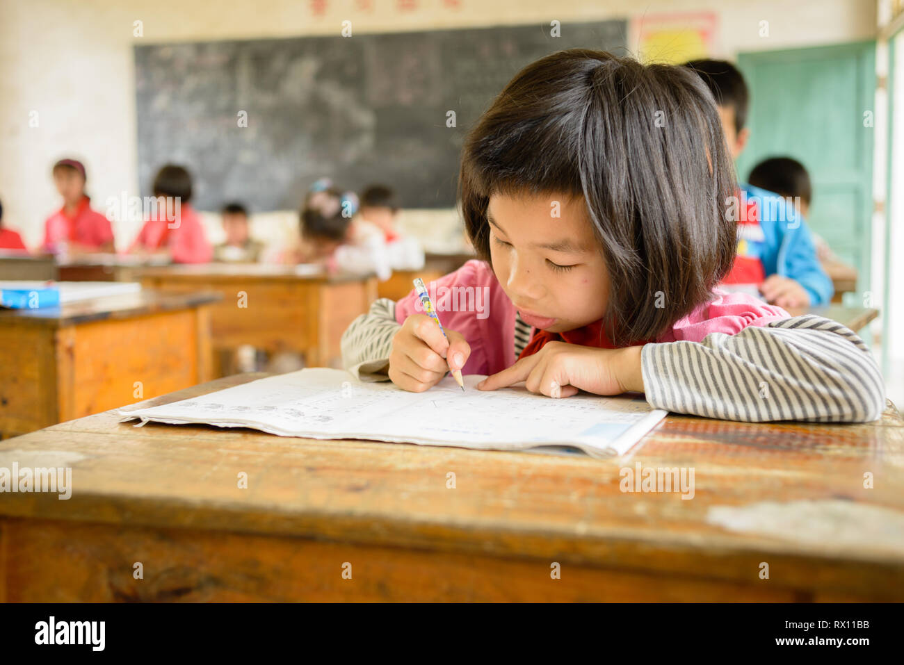 Elementare alter Schule Kinder der Klasse in einer ländlichen Schule in der Region Guangxi im Süden Chinas. Stockfoto