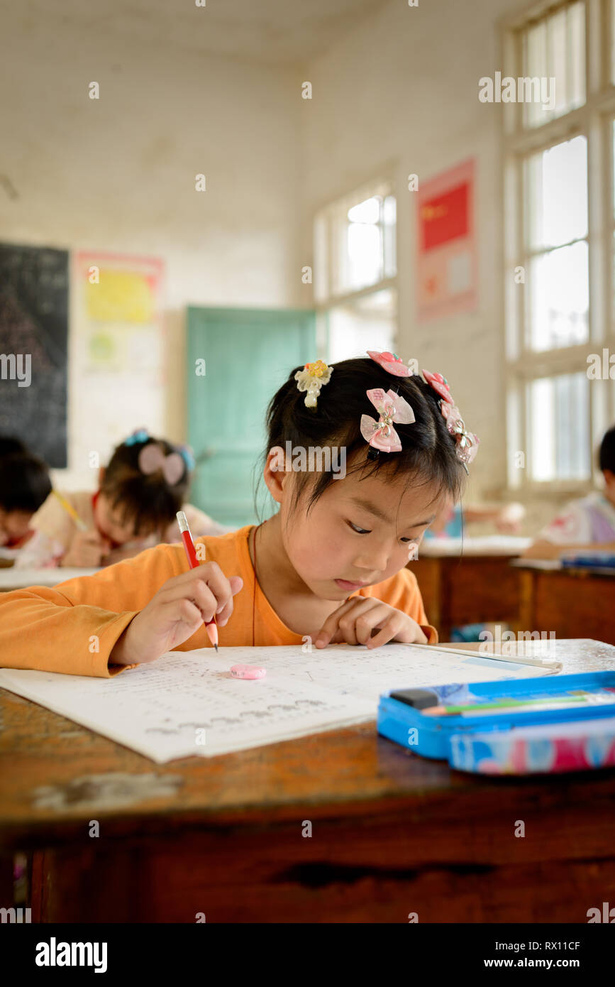 Elementare alter Schule Kinder der Klasse in einer ländlichen Schule in der Region Guangxi im Süden Chinas. Stockfoto