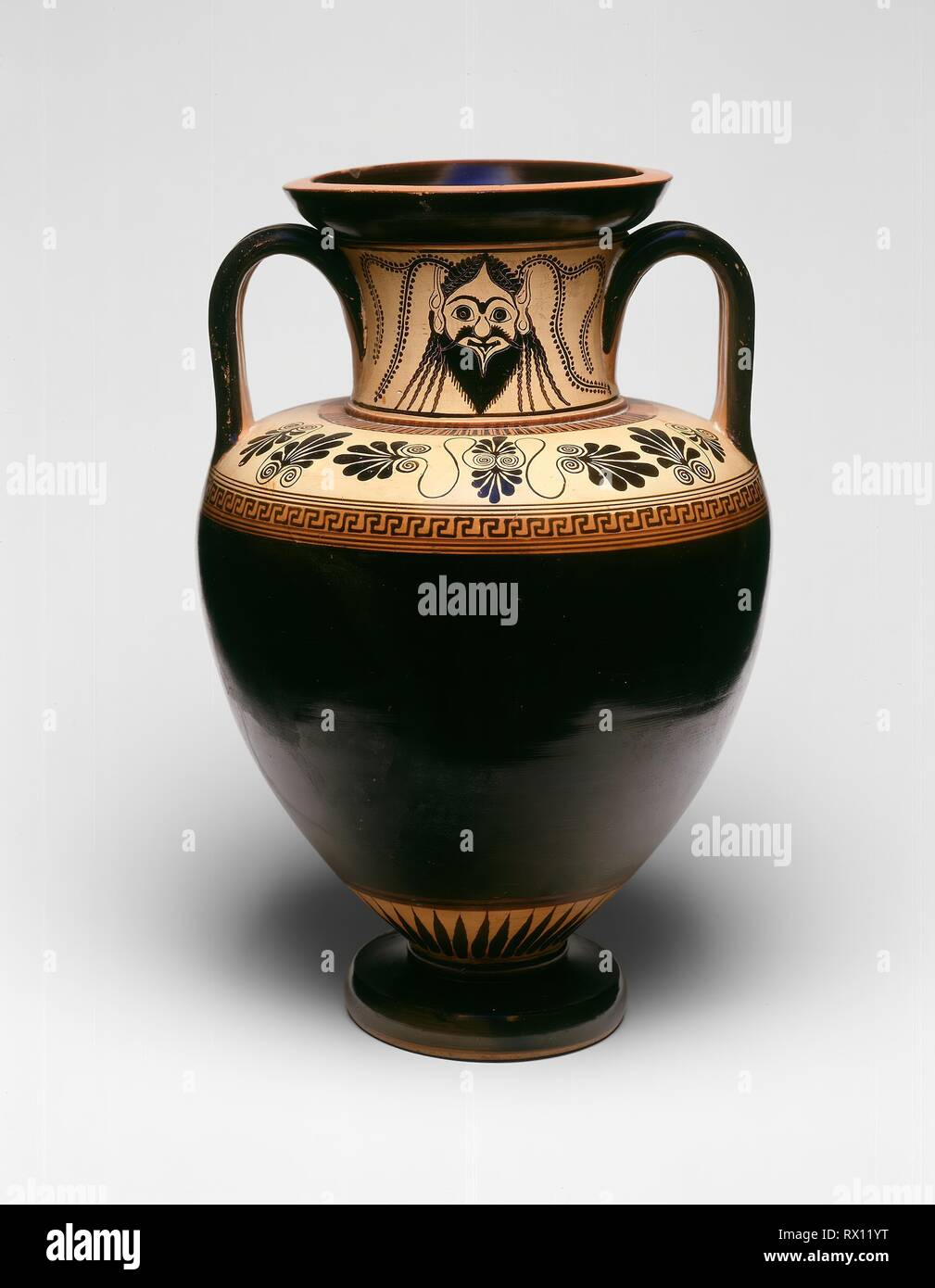 Amphora (Storage Jar). Griechisch; Athen; in der Nähe der Stil des Antimenes Maler. Datum: 530 v. Chr.-520 v. Chr.. Abmessungen: H 39,4 cm (15 1/8 in.); Durchm. 27,7 cm (10 7/8 in.). Terra-cotta, schwarz - Abbildung Technik auf Weiß-Masse. Herkunft: Athen. Museum: Das Chicago Art Institute. Thema: ALTGRIECHISCH. Stockfoto