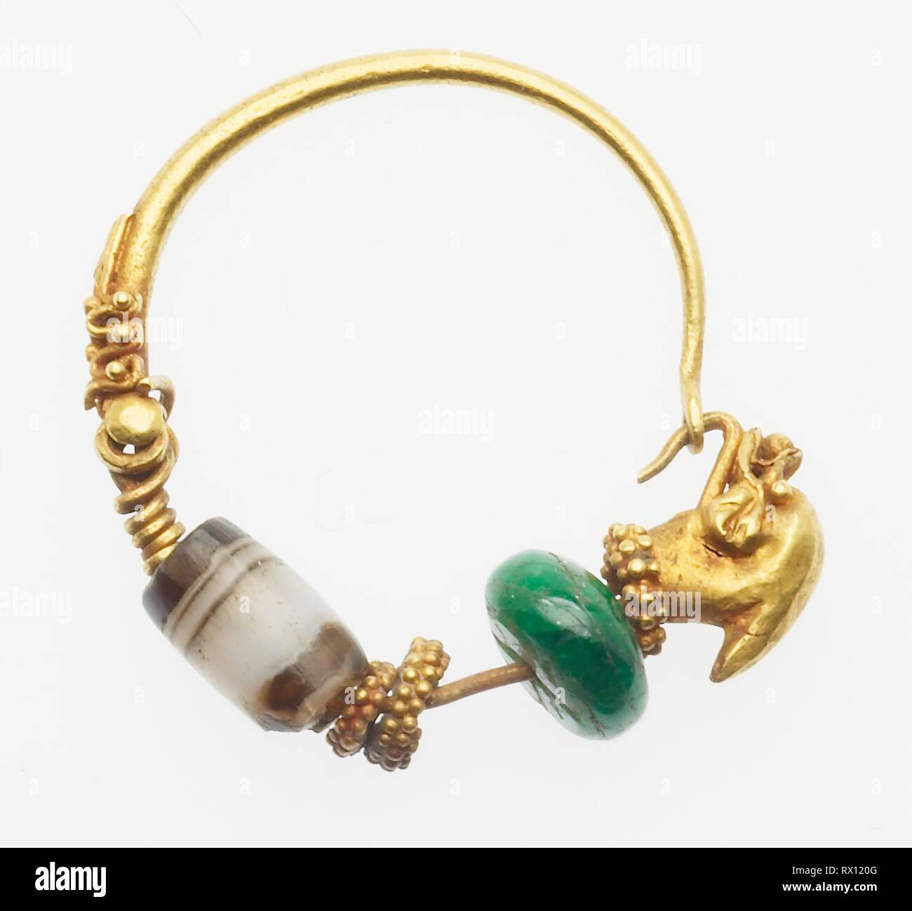Ohrring mit Dolphin Kopf Finial. Griechische, Hellenistische. Datum: 300 v. Chr.-101 v. Chr.. Abmessungen: Durchm. 2,22 cm (7/8 in.). Gold, Glas, sardonyx. Herkunft: das antike Griechenland. Museum: Das Chicago Art Institute. Stockfoto