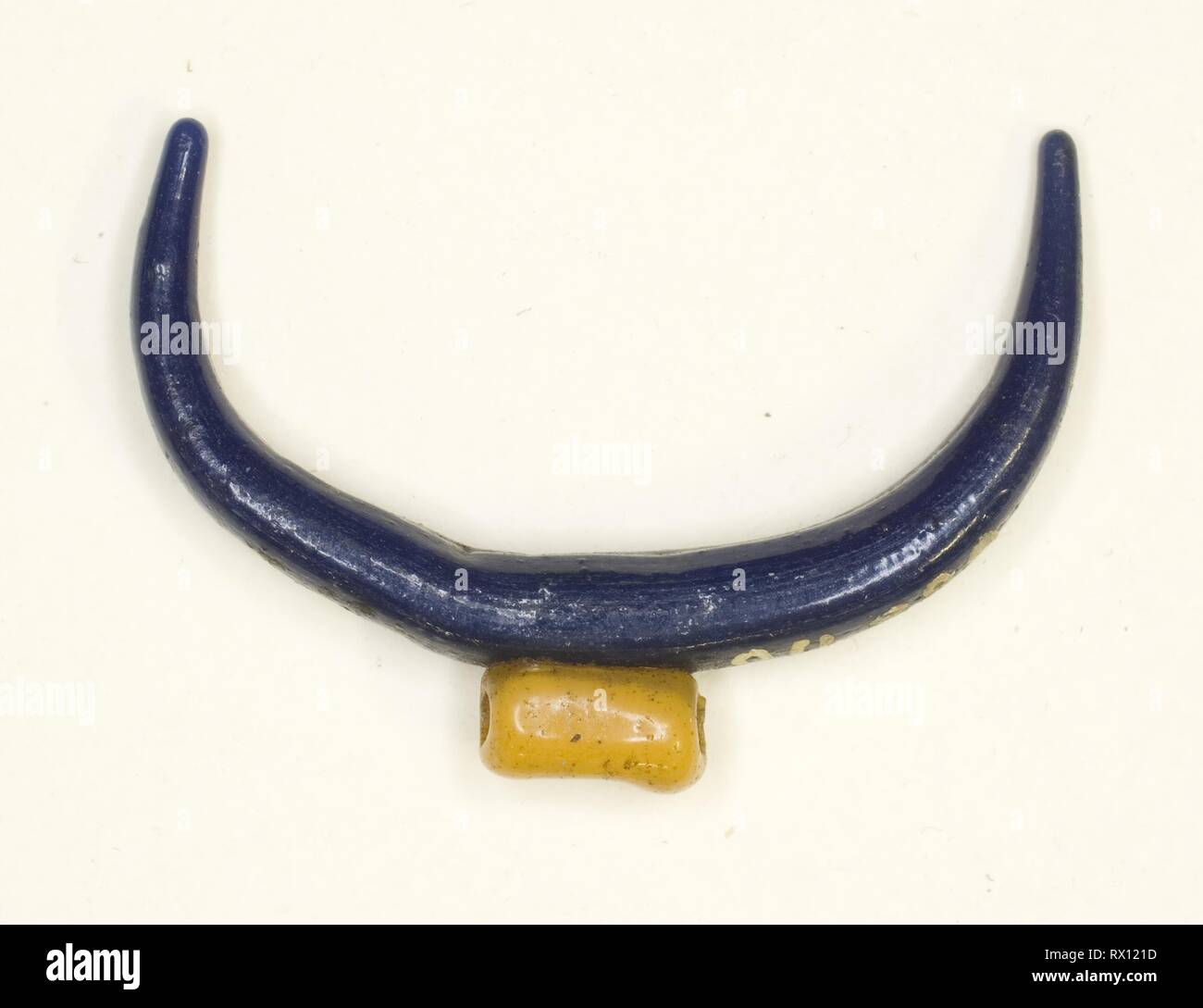 Amulett der Lunar Crescent. Ägyptische. Datum: 1300 v. Chr.. Abmessungen: 1,9 × 2,5 × 0,3 cm (3/4 × 1 × 1/8 in.). Glas (?). Herkunft: Ägypten. Museum: Das Chicago Art Institute. Thema: Alte ägyptische. Stockfoto