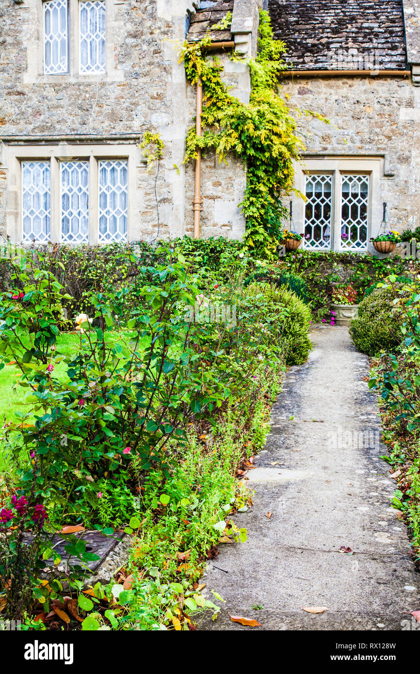 Den vorderen Garten eines Ferienhaus aus Stein in den Cotswolds, England. Stockfoto