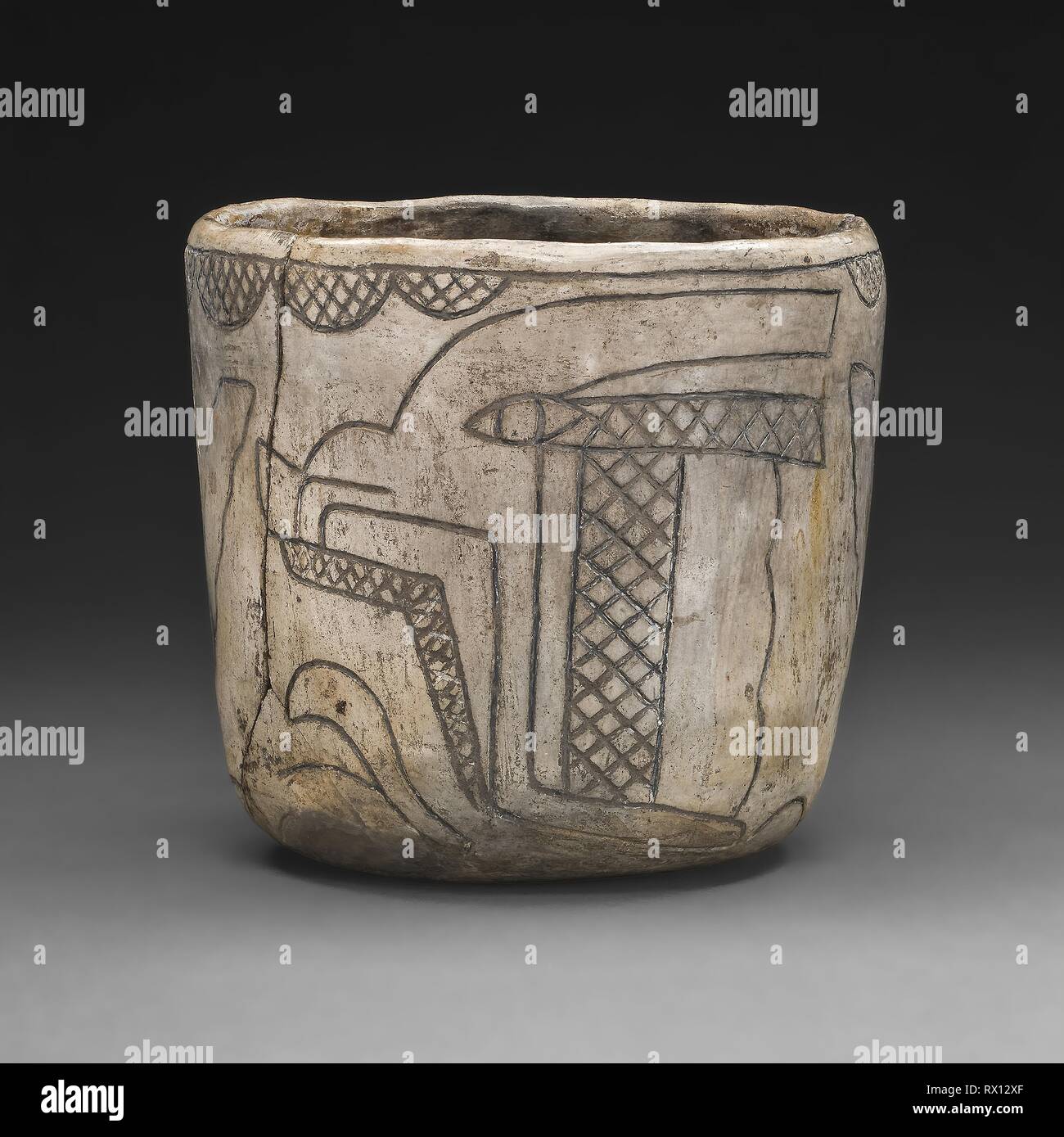 Tasse mit Profil Leitung des Mais Gott. Olmec; möglicherweise Tlapacoya, Tal von Mexico, Mexiko. Datum: 800 v. Chr.-400 v. Chr.. Abmessungen: 9,8 x 9,8 cm (3 7/8 x 3 7/8 in.). Keramik mit polierten Rutschen. Herkunft: Tal von Mexiko. Museum: Das Chicago Art Institute. Stockfoto