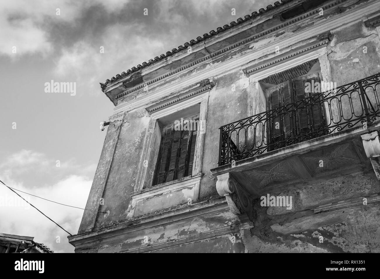 Alte, verlassene Häuser in der Stadt Pyrgos, Peloponnes, Griechenland. Häuser sind auf einem neoklassizistischen Stil, der in den 20er Jahren blühte gebaut Stockfoto