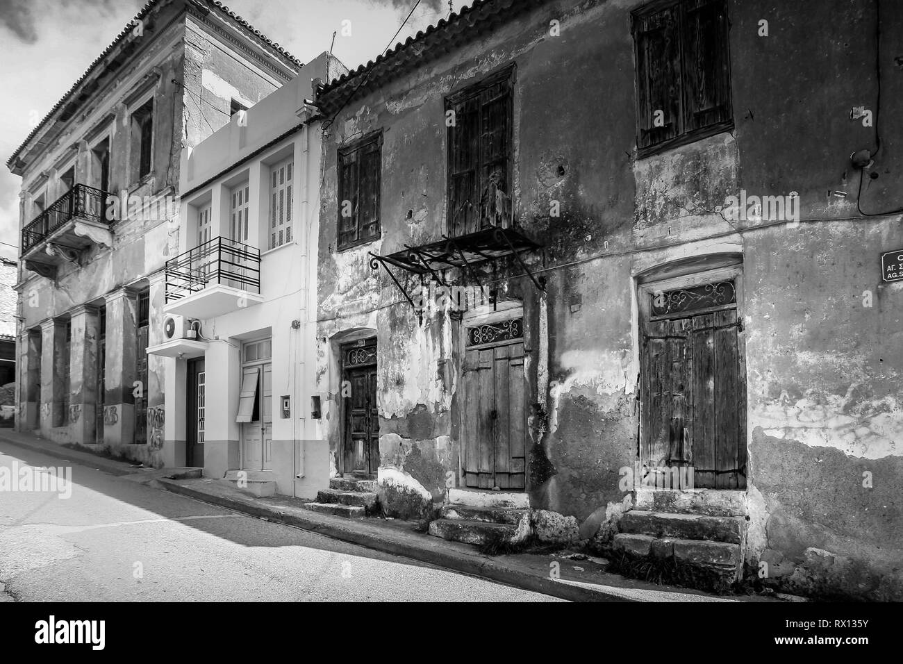 Alte, verlassene Häuser in der Stadt Pyrgos, Peloponnes, Griechenland. Häuser sind auf einem neoklassizistischen Stil, der in den 20er Jahren blühte gebaut Stockfoto