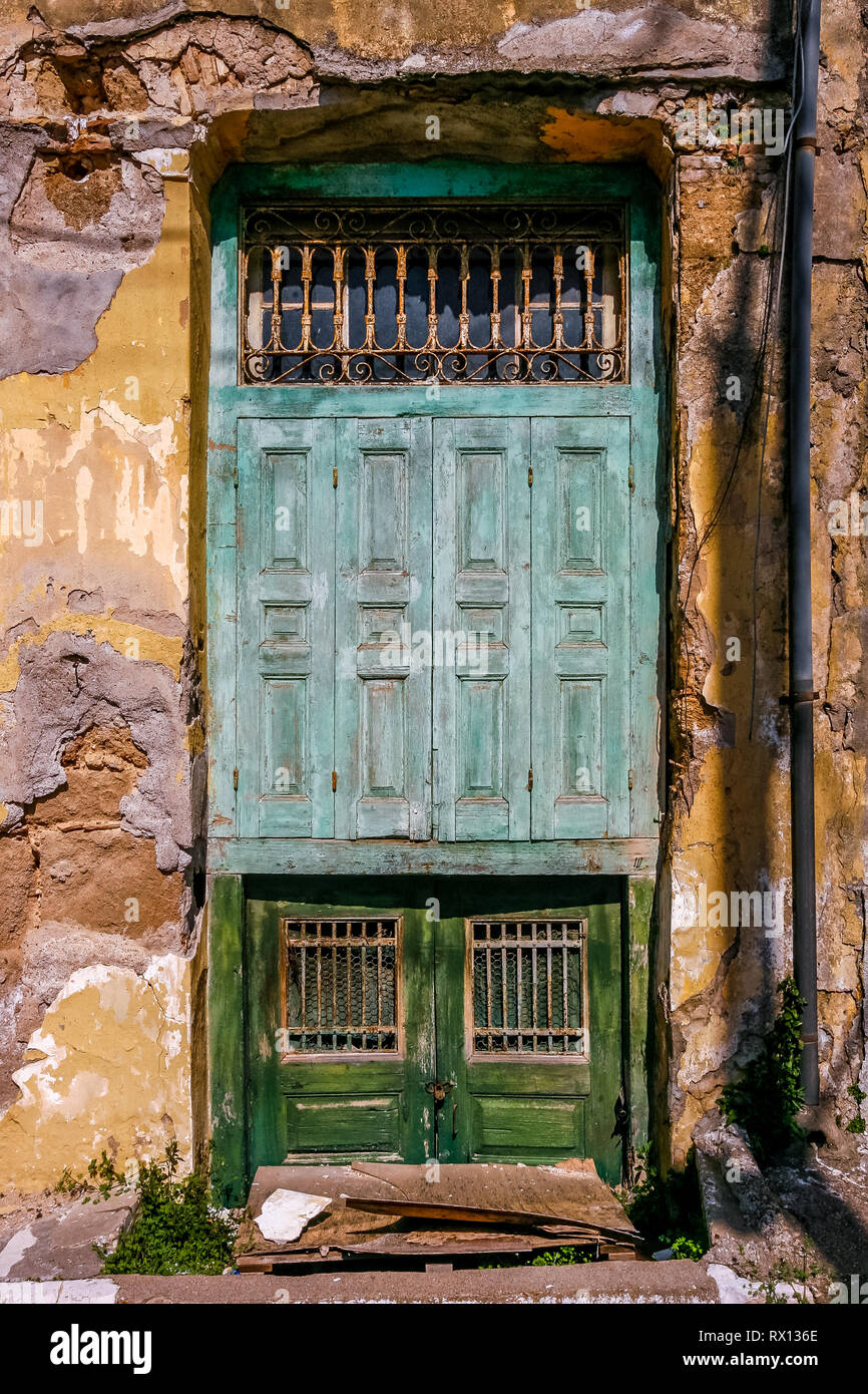 PYRGOS, Griechenland, alte Tür von verlassenen Haus, in der Stadt Pyrgos, Präfektur Ileia, Peloponnes, Griechenland. Stockfoto