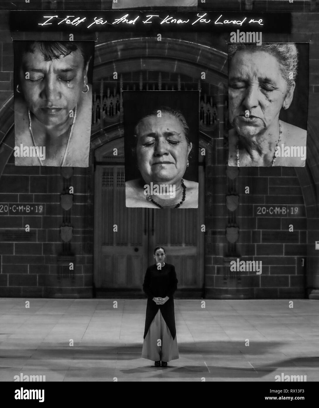 Bild umgewandelt ZU SCHWARZ UND WEISS Sudarios Wanten von Erika Diettes (Mitte) auf dem Display zum ersten Mal im Vereinigten Königreich. Porträts von Frauen, die beobachtete Familienmitglieder ermordet werden in der Kathedrale von Liverpool aus dem 8. - 28. März als Teil des Aufstieges Festival ausgesetzt ist inspirierend und außergewöhnlichen Frauen zu feiern. Stockfoto