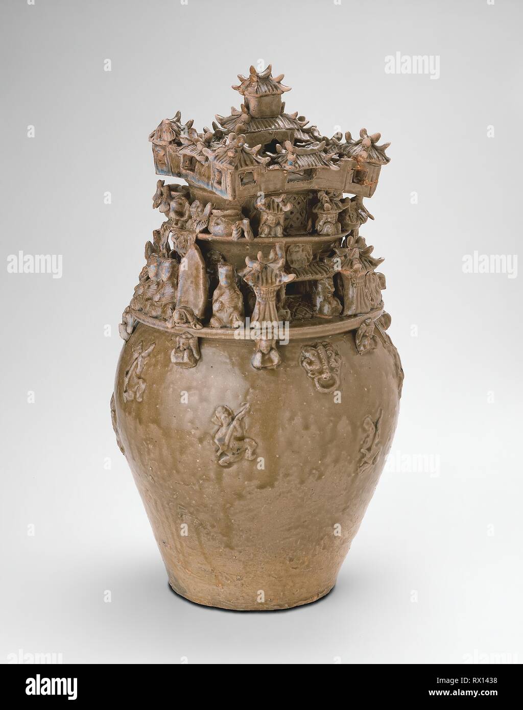 Grabkunst Urn (Hunping). China. Datum: 265 AD-316 AD. Abmessungen: H 48,7 cm (19 1/4 in.); Durchm. 27,5 cm (10 13/16 in.). Steinzeug mit Oliv-grüne Glasur und geformt und angewandte Dekoration. Herkunft: China. Museum: Das Chicago Art Institute. Stockfoto