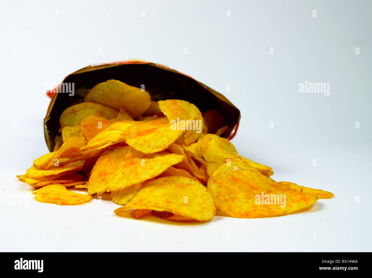 Lecker knusprige Kartoffelchips im Paket Stockfoto