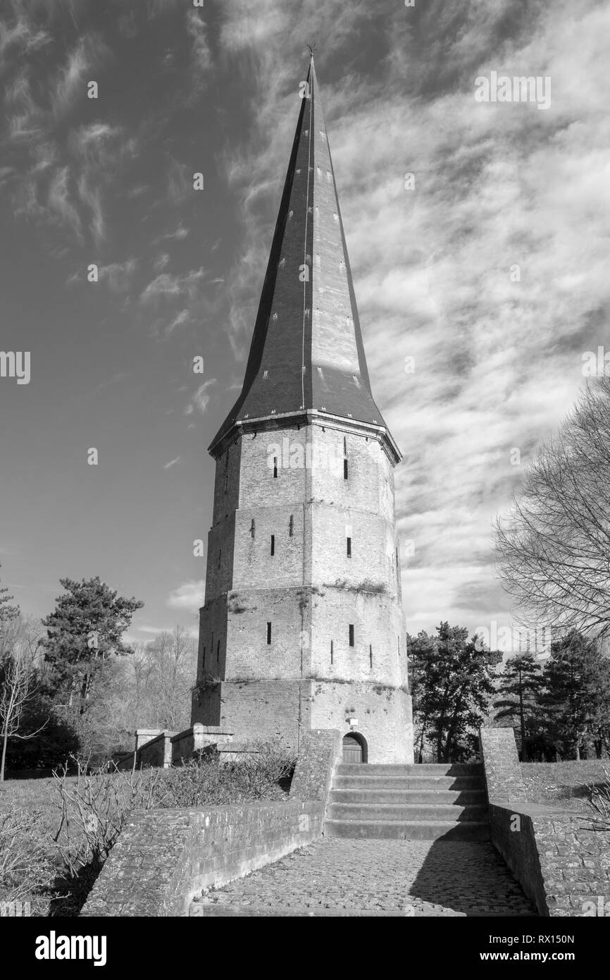 Schwarz-weiß-Bild von dem spitzen Turm von St. Winoc Abbey, Bergues, Frankreich Stockfoto