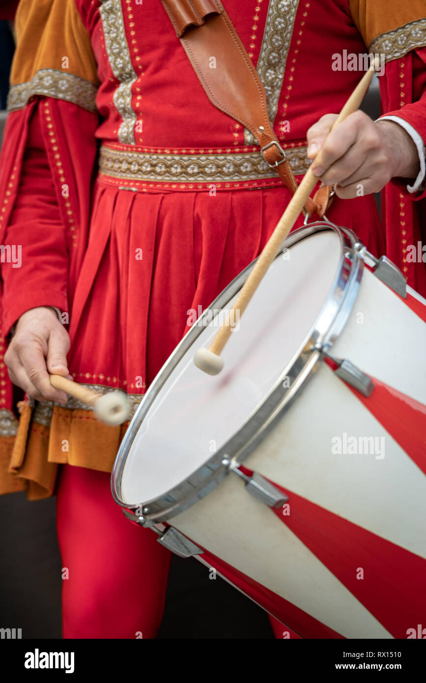 Mann spielt eine mittelalterliche Stil Drum Stockfoto