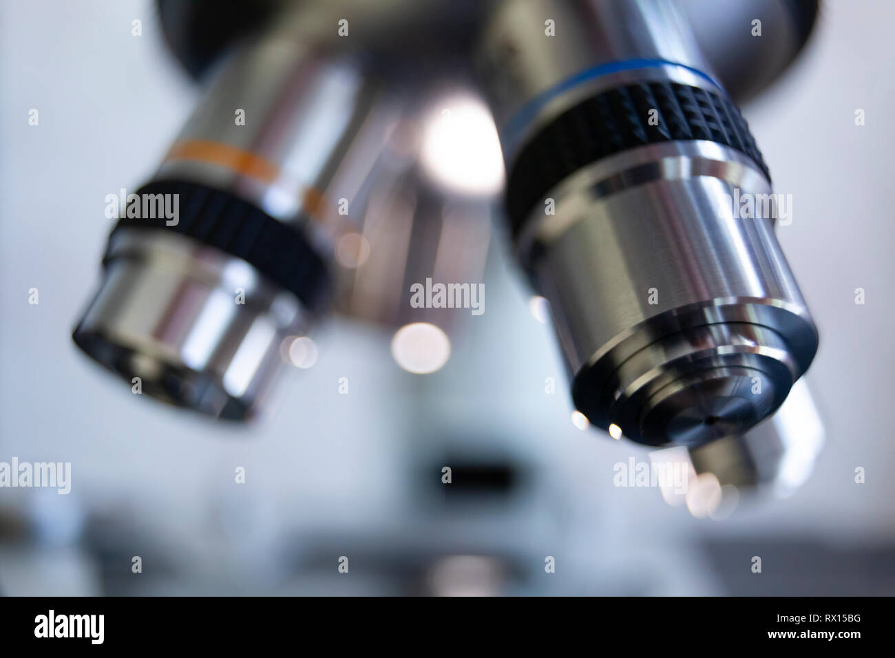 Mikroskop ist für die Durchführung von geplanten, Forschung Experimente, Bildungs- Demonstrationen in der medizinischen und klinischen Labors verwendet. Stockfoto