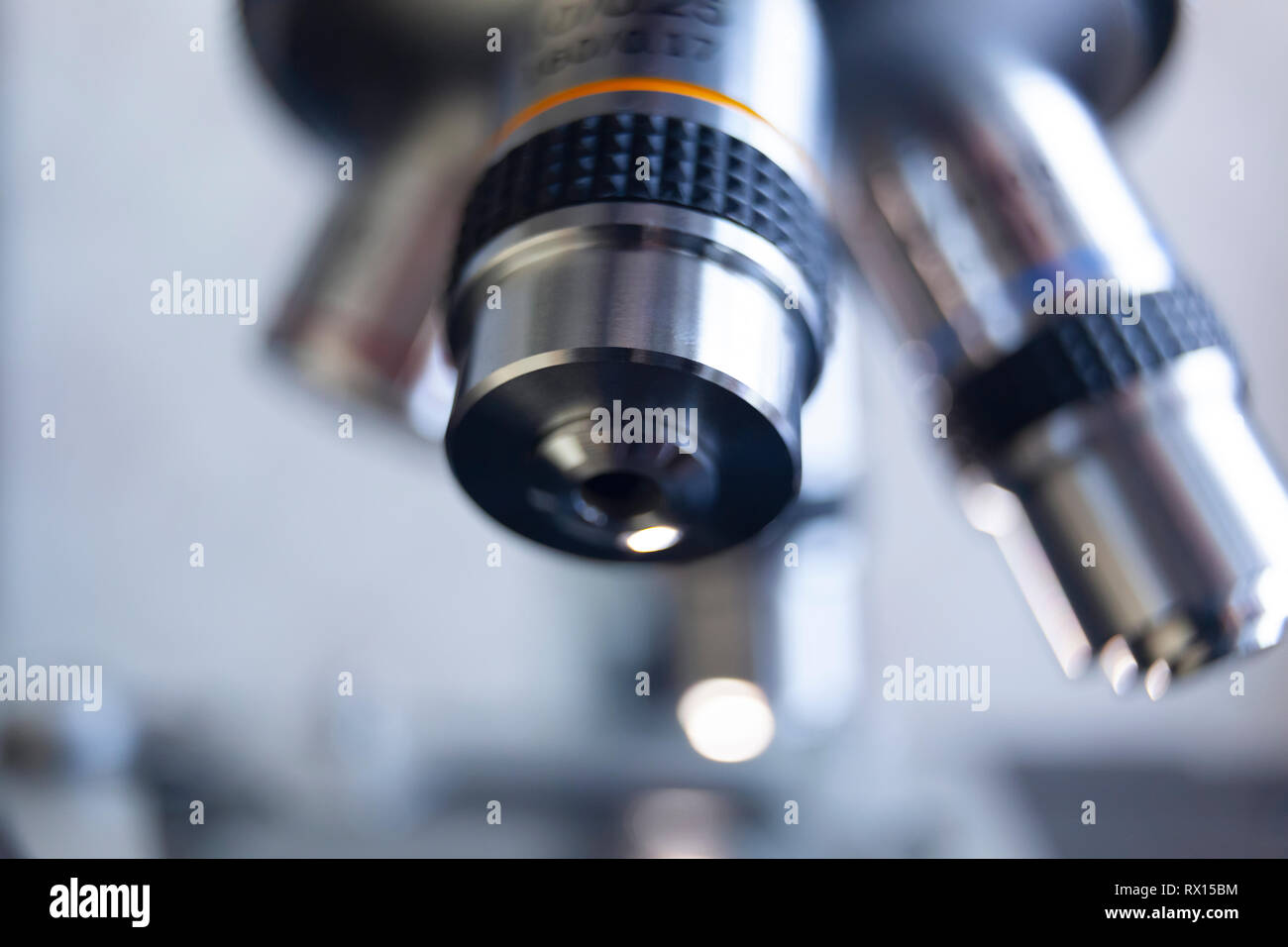 Mikroskop ist für die Durchführung von geplanten, Forschung Experimente, Bildungs- Demonstrationen in der medizinischen und klinischen Labors verwendet. Stockfoto