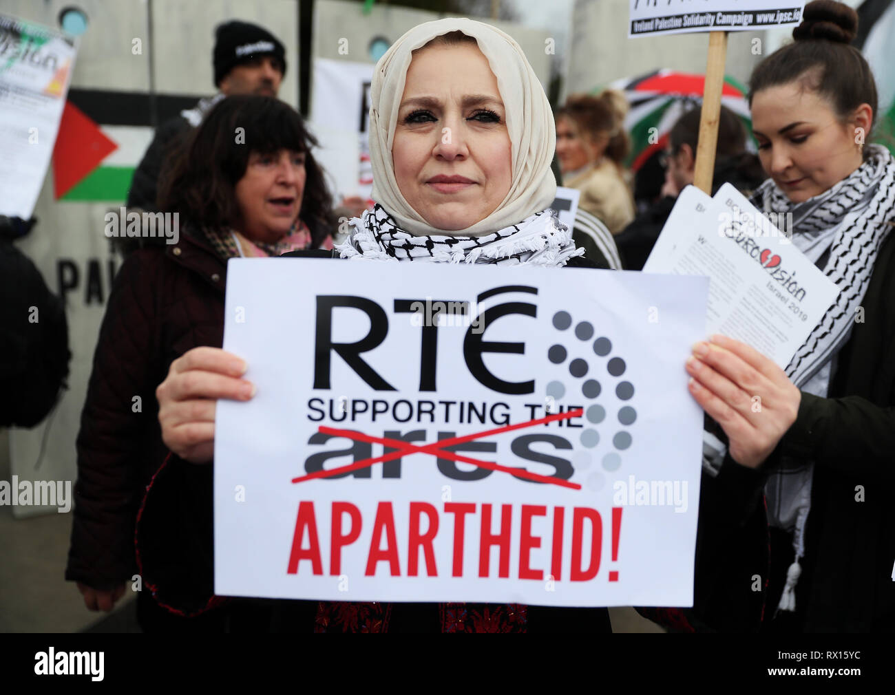 Fatin Al Tamimi, der Nationalen Vorsitzenden mit der Ireland-Palestine Solidarity Campaign, nimmt teil an einem Boykott der Eurovision in Israel Protest der Palästinensischen rechte Aktivisten in der RTE-Studios in Dublin organisiert. Stockfoto