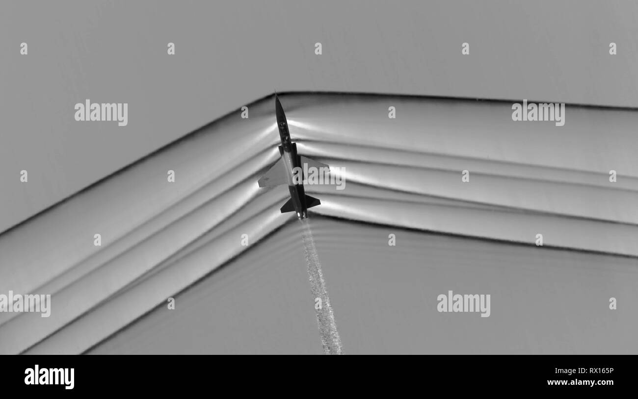 Ein T-38 Kampfflugzeuge bei Überschall- Geschwindigkeiten fliegen, als sie die Schallmauer in der ersten jemals aufgenommene Bilder zeigen dieses aerodynamische Wirkung März 3, 2019 auf der Edwards Air Force Base, Kalifornien. Wenn die Flugzeuge schneller fliegen als der Schall, shockwaves Reisen weg vom Flugzeug, und sind auf dem Boden als Sonic Boom gehört. NASA studieren Shockwaves zu machen Überschallknall leiser, so dass Überschallflug über Land. Stockfoto