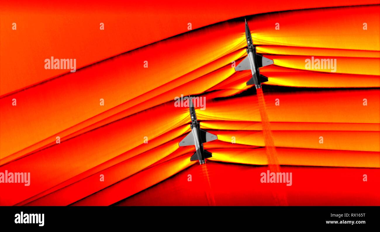 Eine eingefärbte zusammengesetzte Bilder von ein Paar von T-38 Kampfflugzeuge, die sich in der Ausbildung bei Überschall- Geschwindigkeiten fliegen, als sie die Schallmauer in der ersten jemals aufgenommene Bilder zeigen dieses aerodynamische Wirkung März 3, 2019 auf der Edwards Air Force Base, Kalifornien. Wenn die Flugzeuge schneller fliegen als der Schall, shockwaves Reisen weg vom Flugzeug, und sind auf dem Boden als Sonic Boom gehört. NASA studieren Shockwaves zu machen Überschallknall leiser, so dass Überschallflug über Land. Stockfoto
