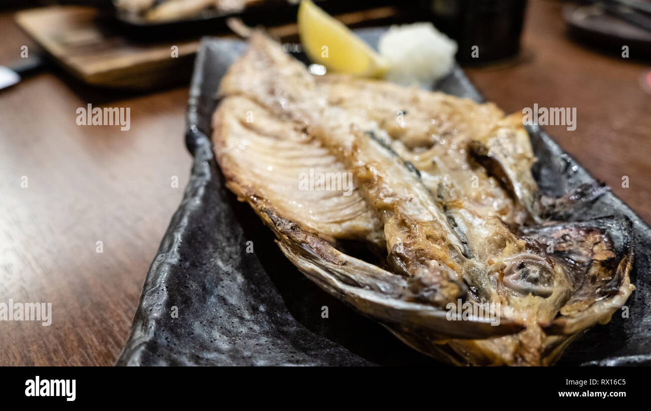 Fisch serviert, während das Grillen auf Metall Teller an Japanischen izakaya Restaurant Stockfoto