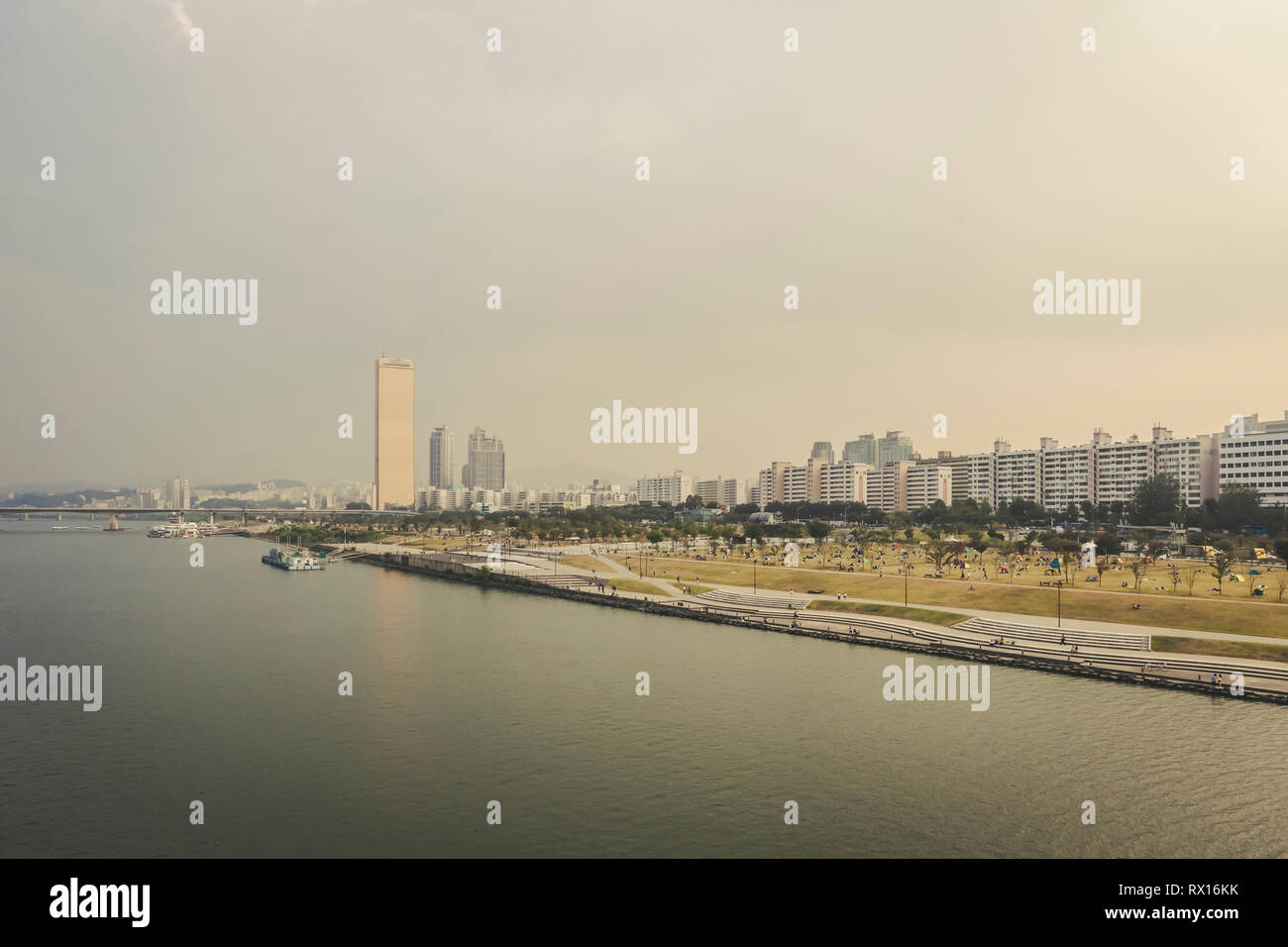 Seoul, Seoul/Südkorea - 25. September 2015: hangang River Park abend Landschaft malerischen Blick auf den Fluss Bank öffentliche Erholungsraum, Seoul Stockfoto