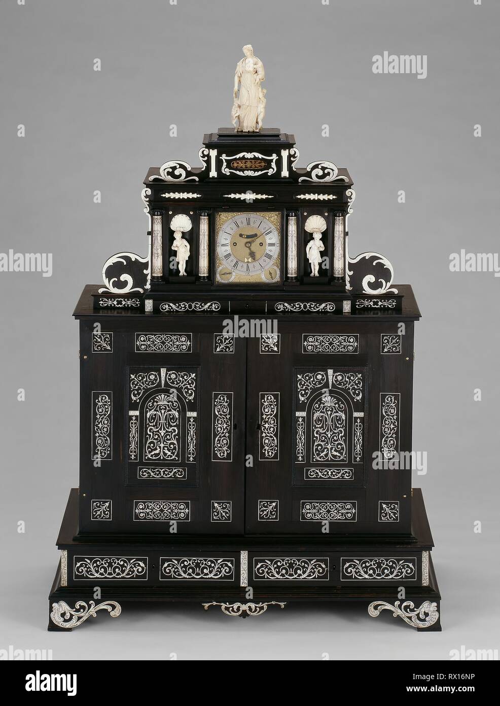 Kabinett. Augsburg, Deutschland. Datum: 1655-1665. Abmessungen: 160 × 110,5 × 64,8 cm (63 x 43 1/2 x 25 1/2 in.). Ebenholz, Elfenbein, verschiedenen Hölzern, Messing und Eisen. Herkunft: Augsburg. Museum: Das Chicago Art Institute. Autor: Philipp Hainhofer. Stockfoto