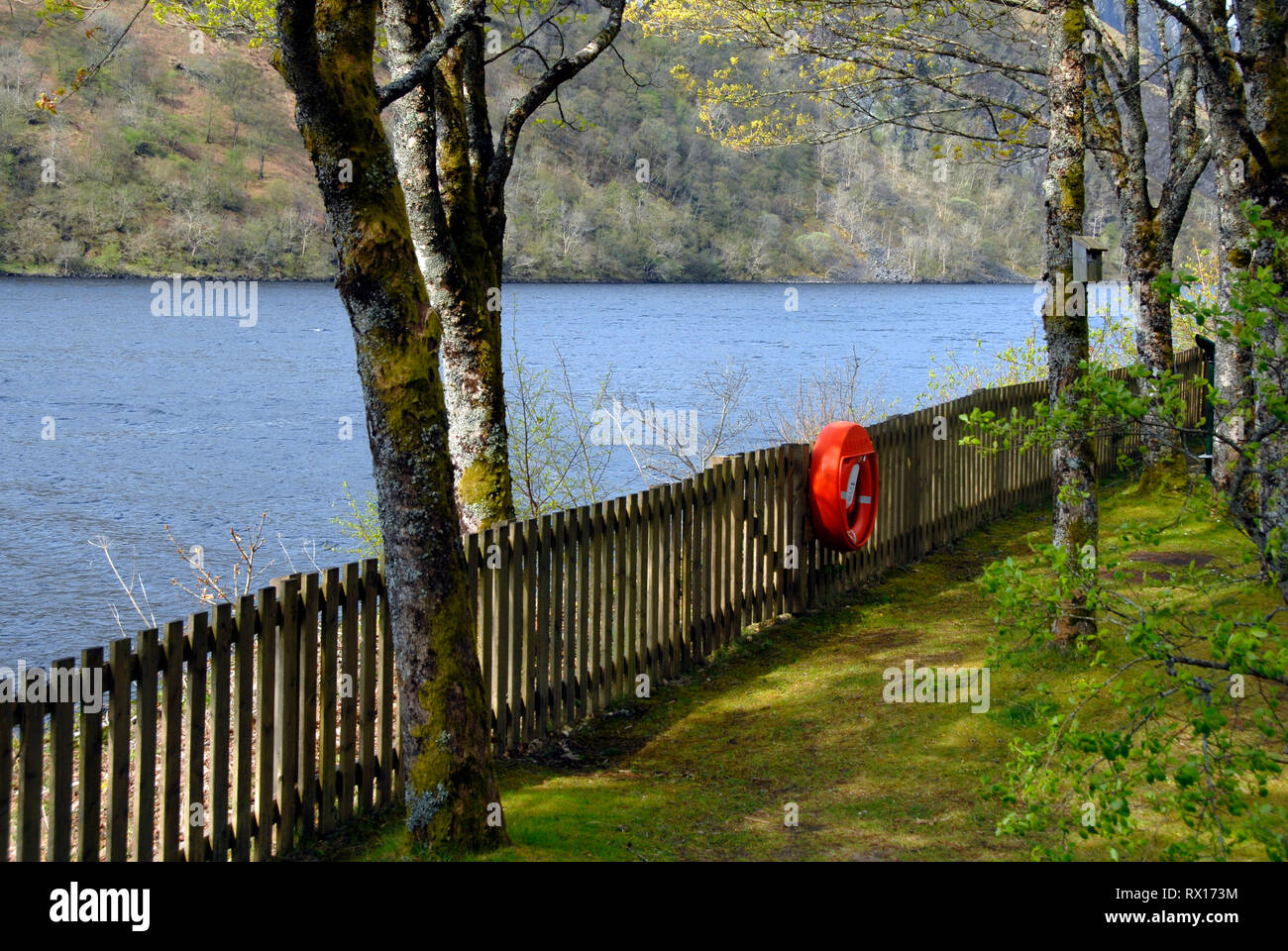 Rettungsring, mit Abdeckung, auf Zaun neben Loch Awe, Schottland Stockfoto