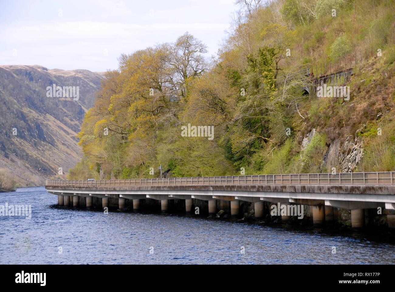 Lochside Hauptstraße über Lock Awe, Argyll, Schottland gebaut Stockfoto