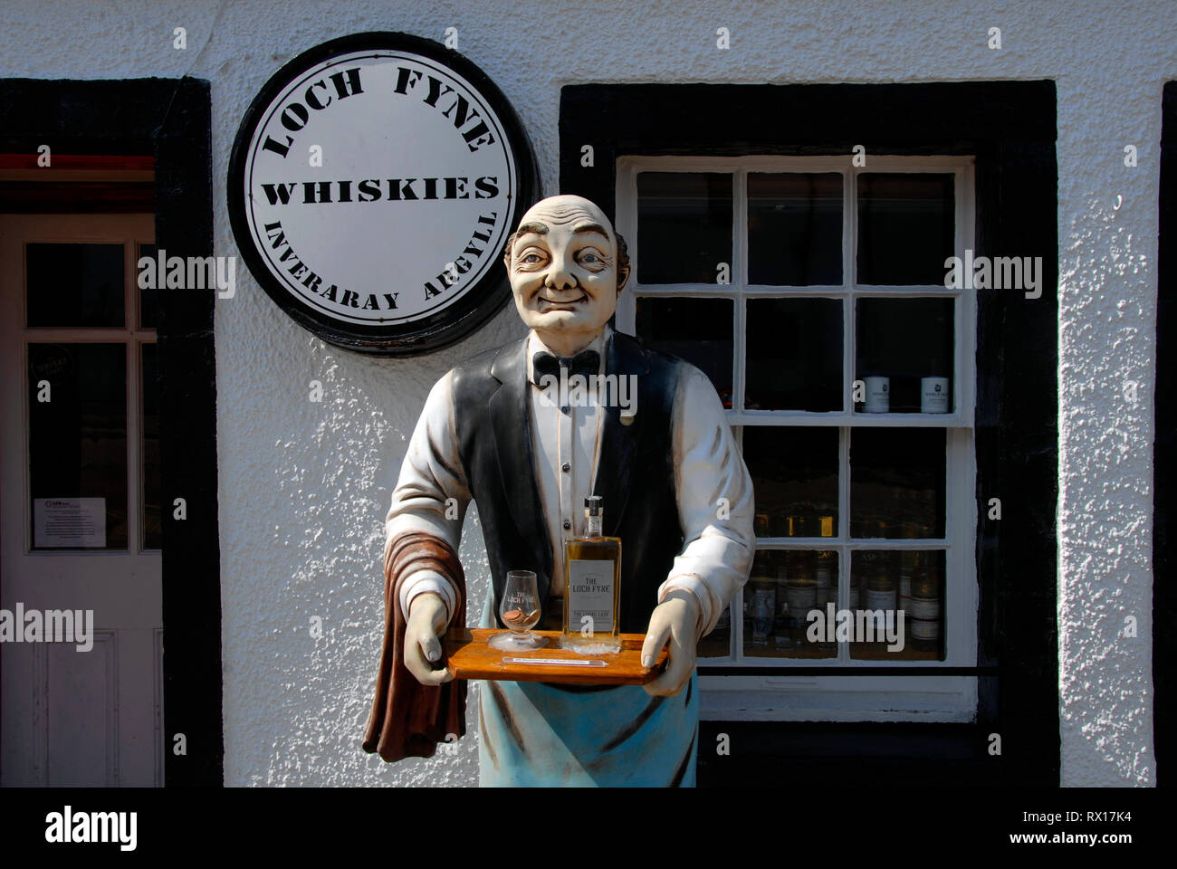 Lebensgroße Modell der Mann, gekleidet wie Kellner, außerhalb der öffentlichen Haus holding Fach mit einer Flasche Whisky und Glas, Inveraray, Schottland Stockfoto