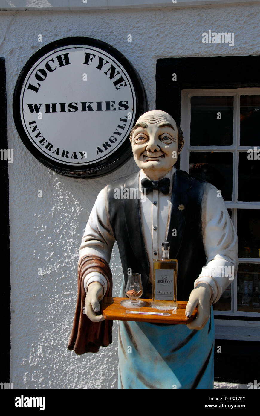 Lebensgroße Modell der Mann, gekleidet wie Kellner, außerhalb der öffentlichen Haus holding Fach mit einer Flasche Whisky und Glas, Inveraray, Schottland Stockfoto