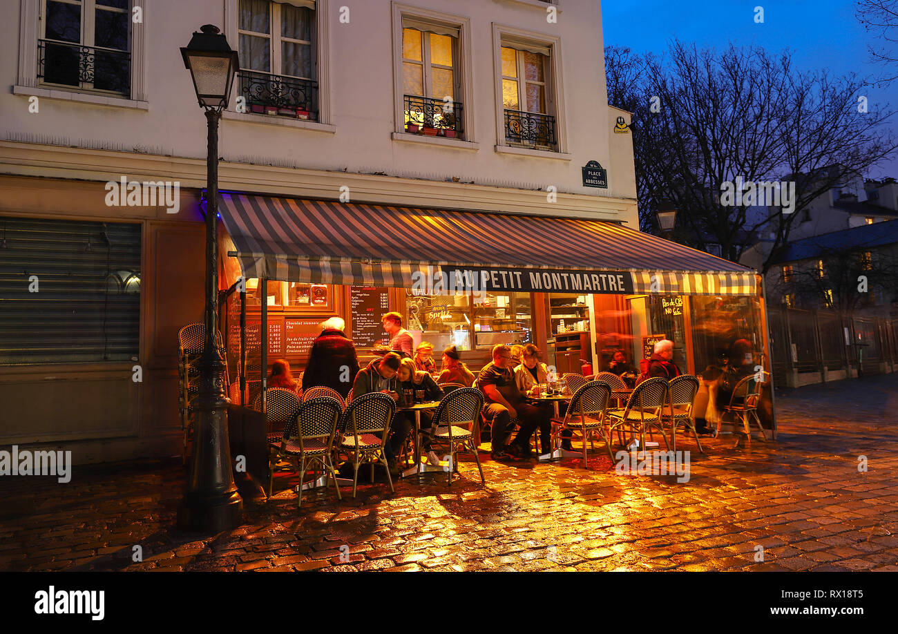 Das Cafe Au Petit Montmartre ist ein Cafe in der Montmartre an regnerischen Nacht, Paris, Frankreich. Stockfoto