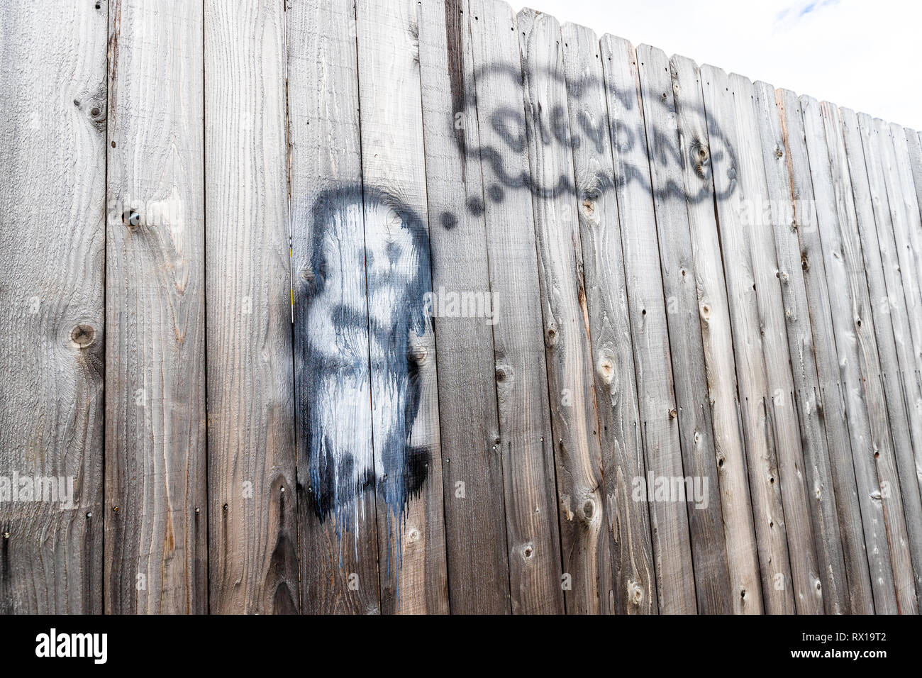 Graffiti eines Zeichens Denken über das Sterben junger Charakter Graffiti durch einige talentierte Künstler in der Innenstadt von Houston, TX Stockfoto