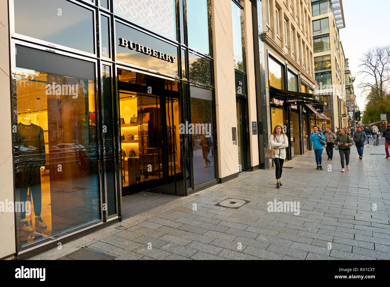 Düsseldorf, Deutschland - ca. September 2018: Eingang und Display bei  Burberry shop in Düsseldorf Stockfotografie - Alamy