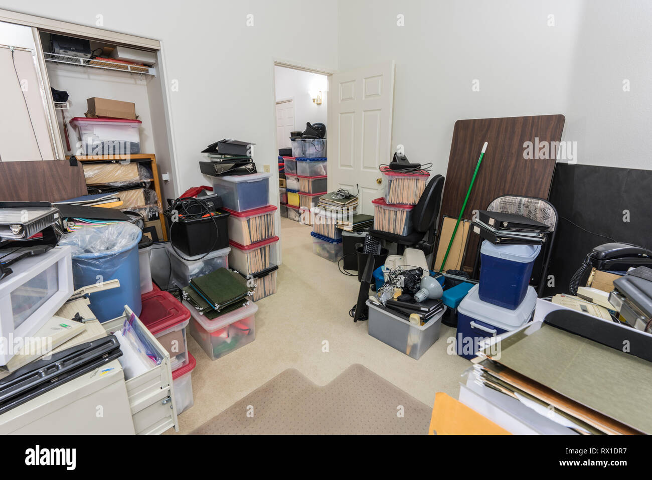 Unordentliche back office mit Kästen, Unordnung, alte Geräte und Lagerungen. Stockfoto