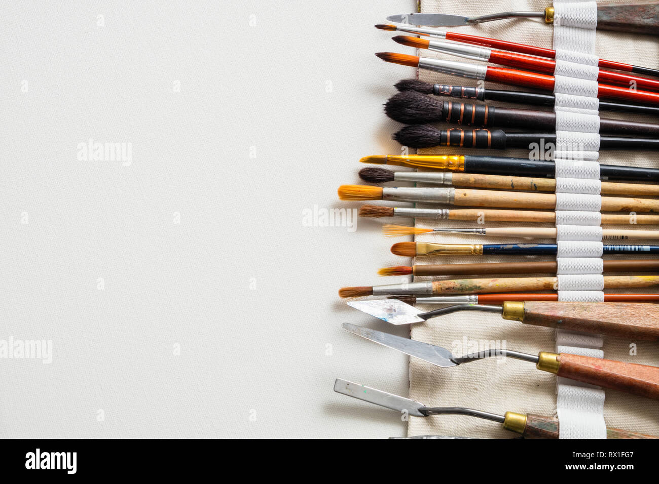 Pinsel und Palette Messer in textile Tasche transportieren. Eine Aufbewahrungstasche gefüllt von Tools für professionelle Künstler arbeiten. Kopieren Sie Platz für Text. Stockfoto