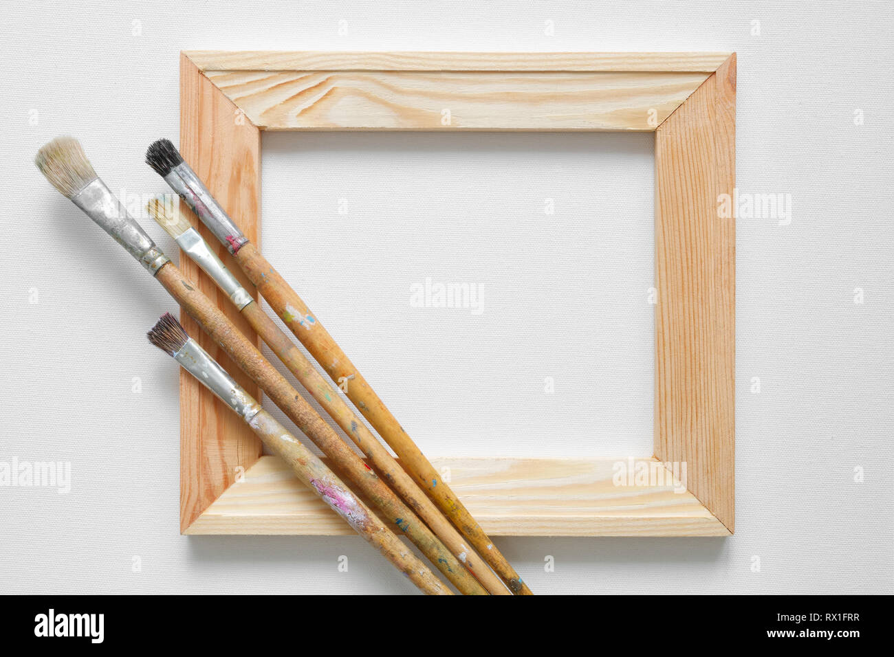 Holz- stretcher Bar und Pinseln auf weißem Artist canvas Hintergrund. Ansicht von oben. Kopieren Sie Platz für Text. Stockfoto