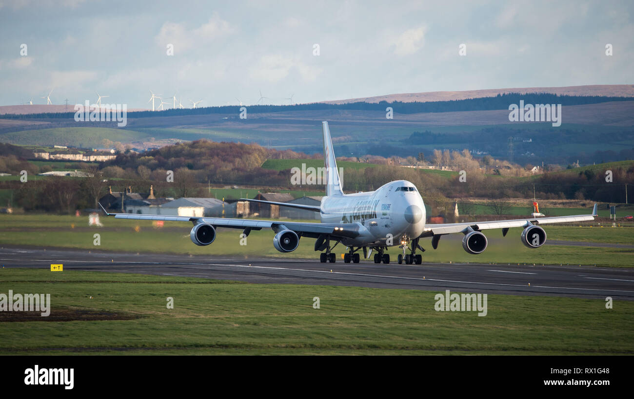 Prestwick, Großbritannien. Vom 7. März 2019. Cargolux spezielle Lackierung der Weißwale, Boeing 747-400F (Reg: LX-ECV) Abflug Prestwick International Airport. Stockfoto