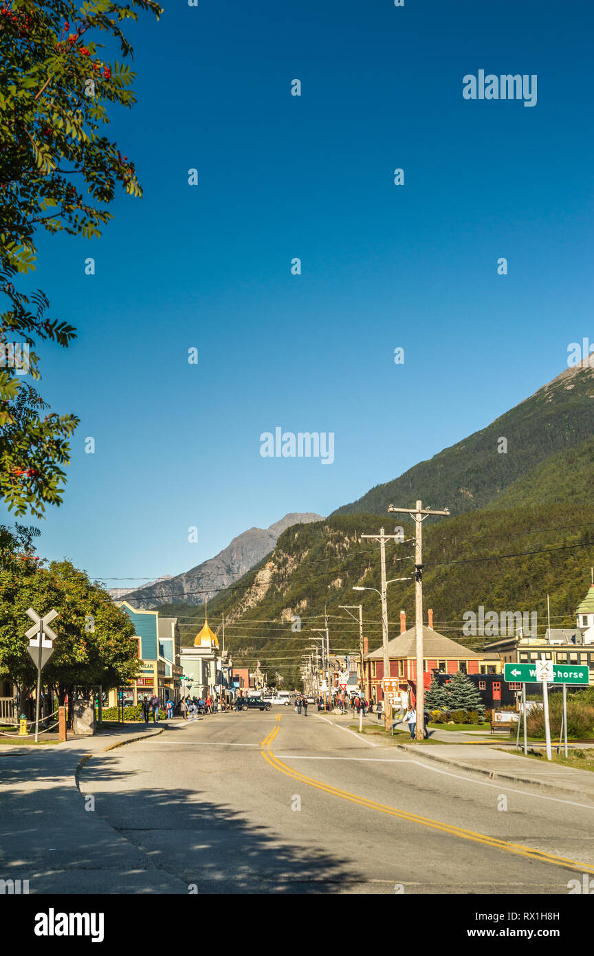 September 15, 2018 - Skagway, AK: Nordost Blick auf die Stadt vom Süden Ende Braodway Straße an einem klaren sonnigen Tag. Stockfoto