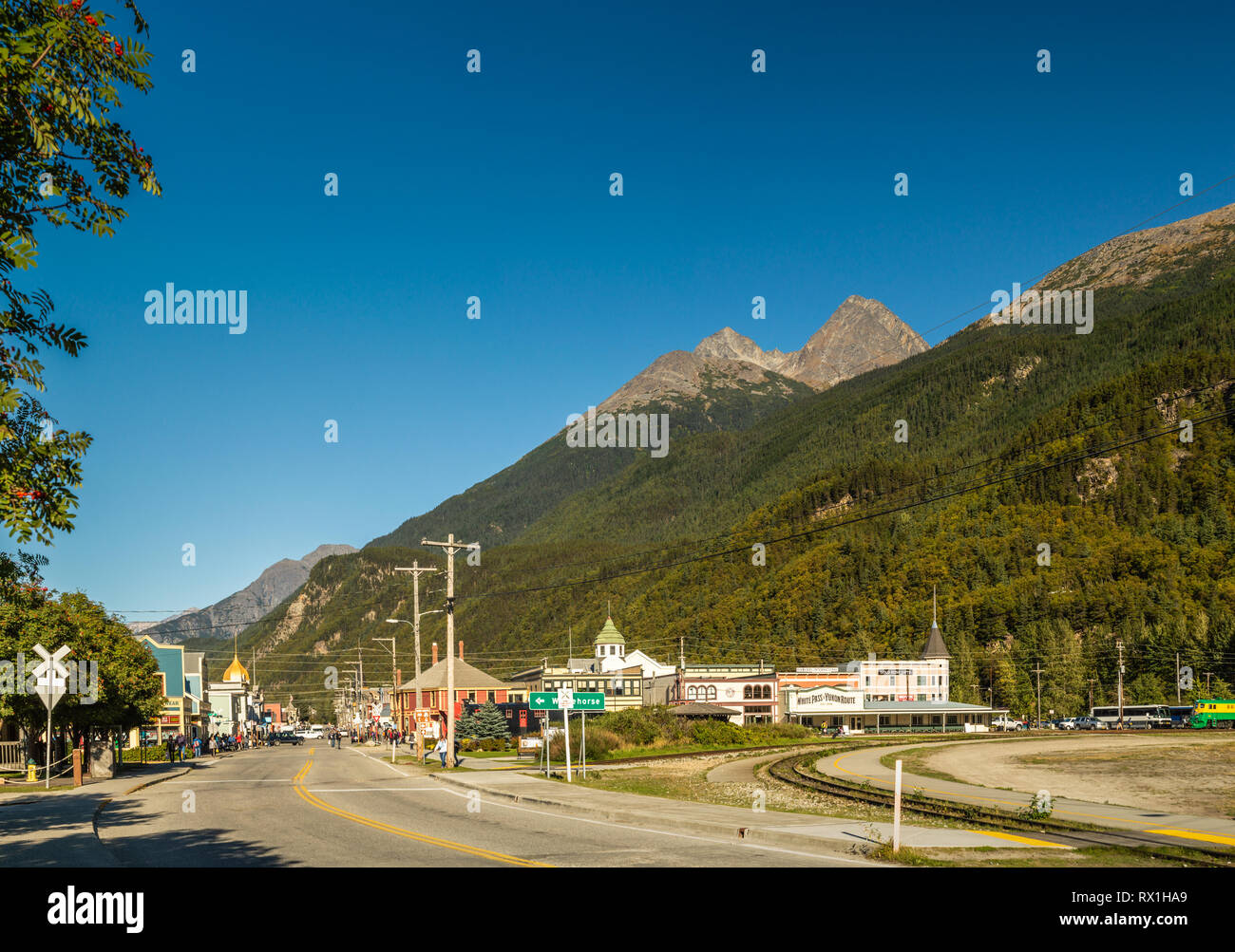 September 15, 2018 - Skagway, AK: Nordost Blick auf die Stadt vom Süden Ende Braodway Straße an einem klaren sonnigen Tag. Stockfoto