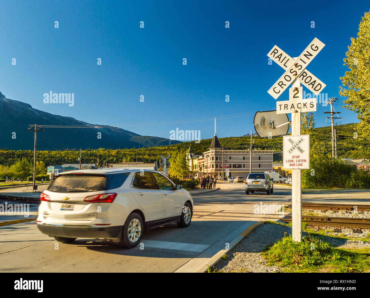 September 15, 2018 - Skagway, AK: Fahrzeuge, die Bahngleise in der Nähe von Dewey Creek auf dem Kongress, auf dem Weg in die Innenstadt. Stockfoto