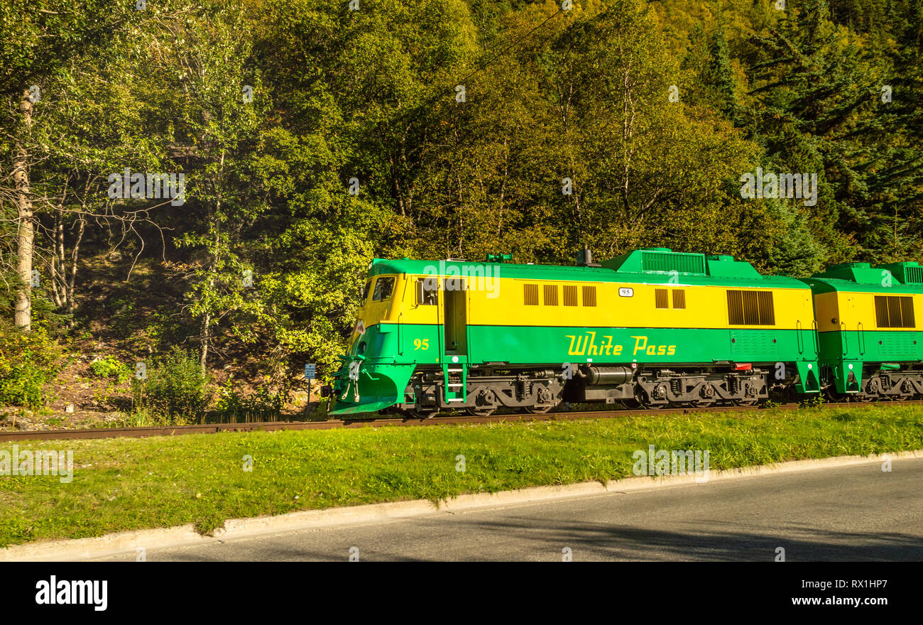 September 15, 2018 - Skagway, AK: White Pass und Yukon Route Railway Motor 95 Lokomotive neben Kongress Weg, in der Nähe von Dewey Creek reisen. Stockfoto